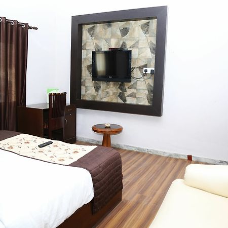 Pacific Inn Suryansh Hotel Гургаон Экстерьер фото